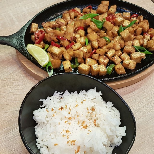 Ravintola Kainanin veganisoitu versio perinteisestä sizzling sisigistä.