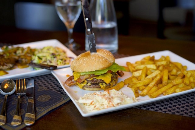 Capella Bistron Cheese burger