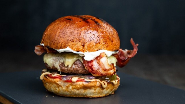 Deluxe Burger & Pizzan Cheese burgerissa on rapeaa pekonia ja Monterey Jack -juustoa.