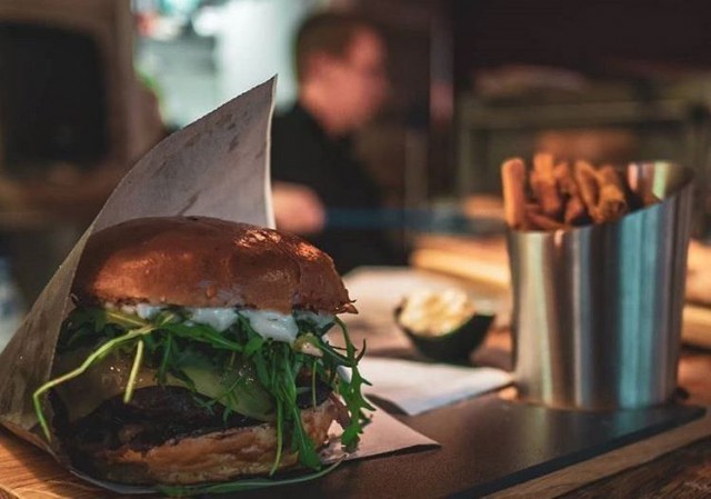 Deluxe Burger & Pizzan Tony's Burger saa makua makeansuolaisesta pekonihillosta.