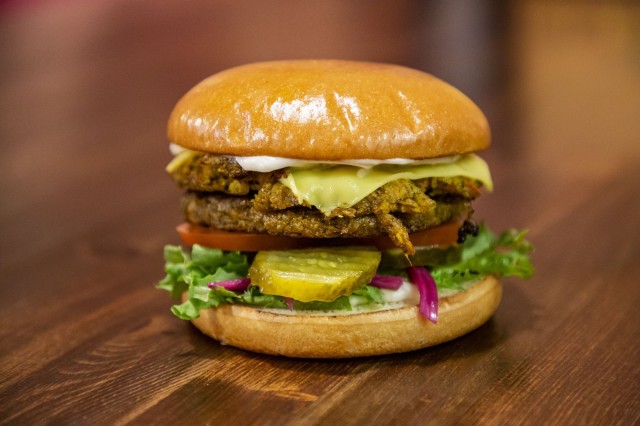 Pancho Villan SYÖ!-arsenaalista löytyy herkullinen ja tuhti vegeburger.