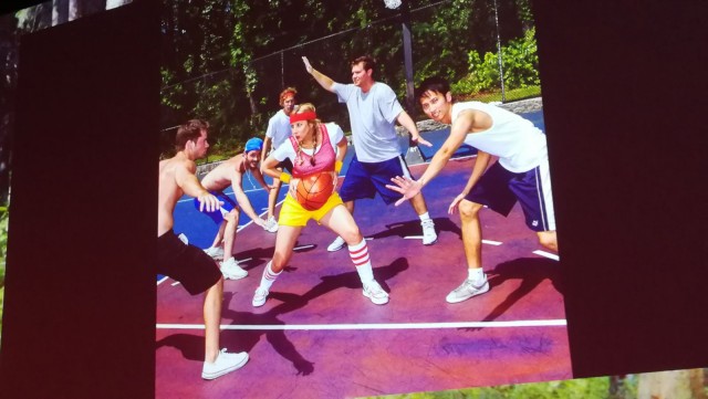 Yksi Sara Blakelyn ideoista oli kun hän oli viimeisillään raskaana ja vatsa oli kuin korispallo. Hän maalasi mahan korispalloksi, myi kuvat ja lahjoitti rahat hyväntekeväisyyteen.