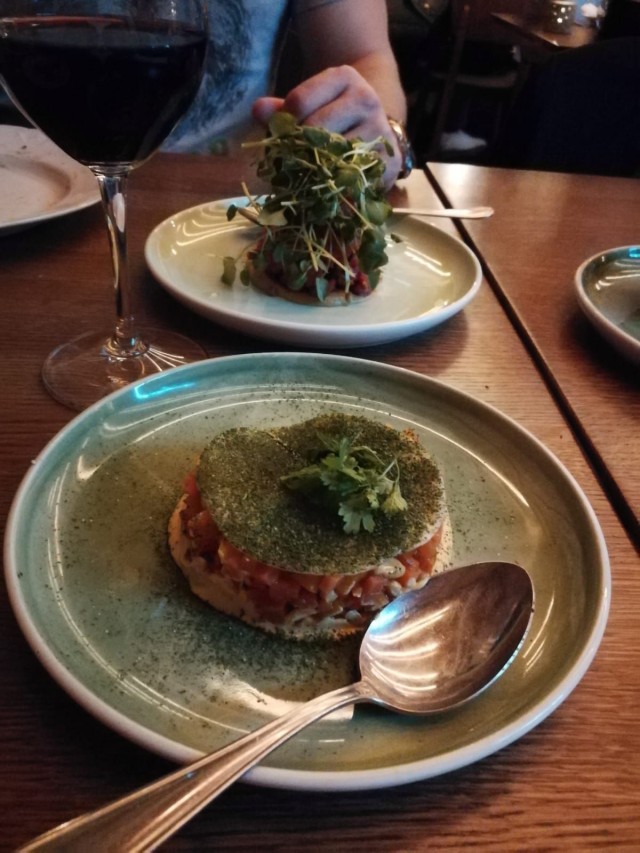 Etualalla porkkanatartat sekä perinteisempi tartar. Molemmat veivät kielen mennessään!