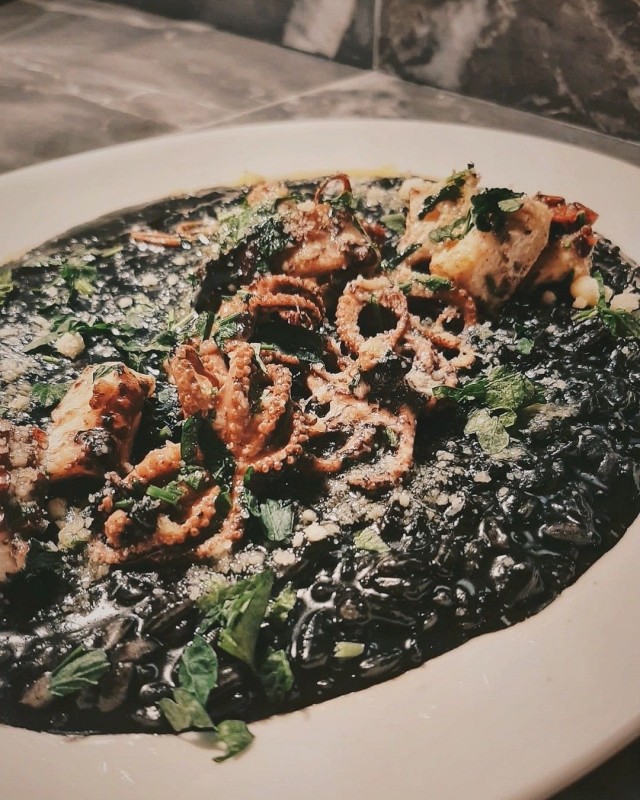 Kuvassa musta risotto, jossa on mustekalaa, mustetta, sekä siianmätiä.