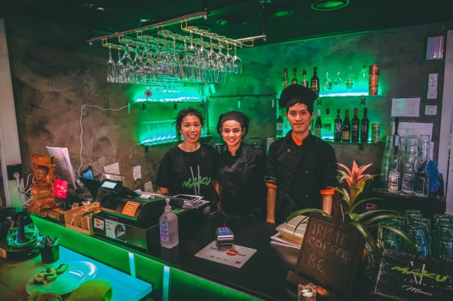 Cuc Reijonen (oik.) ja Maku Turun keittiön tiimi.