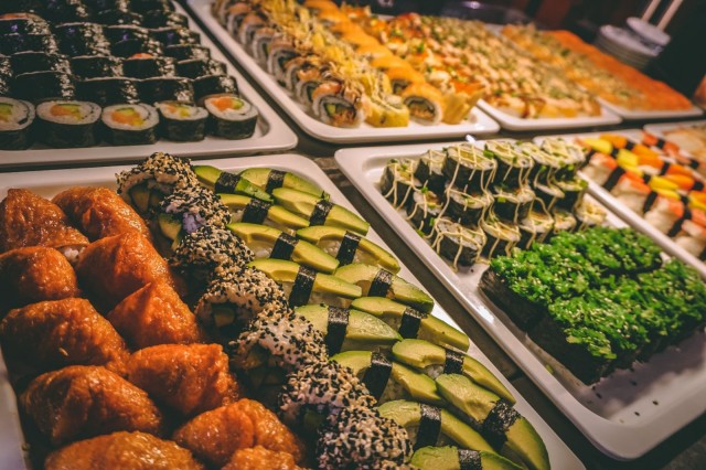 China & Thai Palacen buffetpöytä on pullollaan sushia.