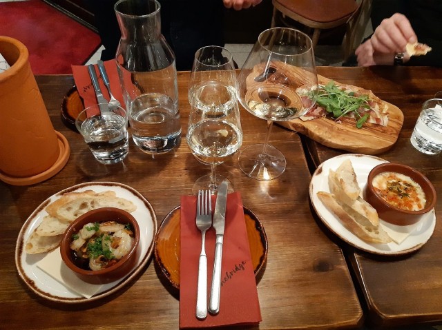 Gambas Pil Pil (vasemmalla) valikoituu lähes aina alkuruoaksi mikäli sitä on tarjolla. Espanjan matkoilla sitä tulee syötyä lähes päivittäin eikä siihen tunnu kyllästyvän.