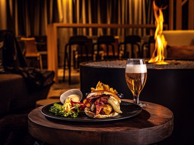 Karhunpesän tulkinta tuhdista burgerista.