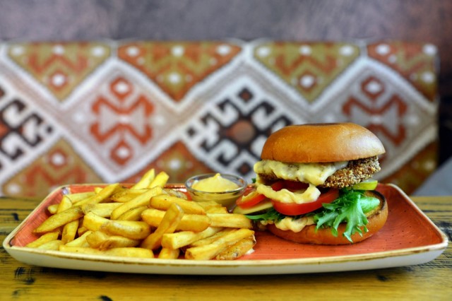 Huurteen kanaburgerissa paneroitu kanapihvi kruunataan mango-chutneylla.