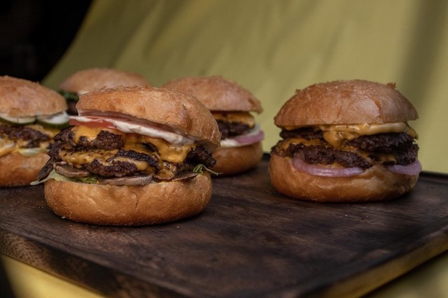 Social Burgerjoint -ketju tuo smash burgerit yhä useampien suomalaisten saataville.