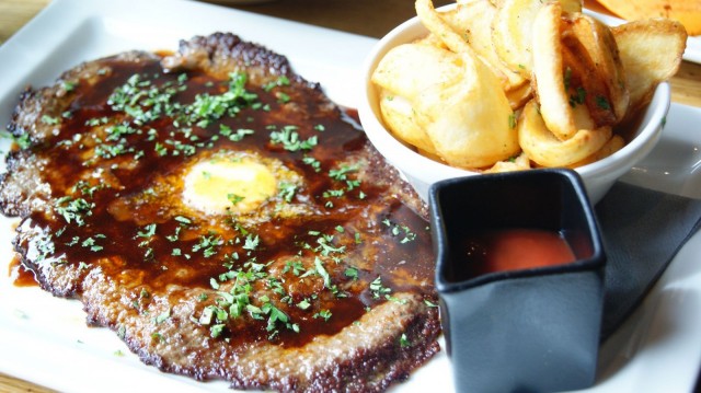 Bistro Kampin lehtari tarjoillaan maustevoin kera