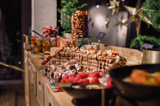 Fat Lizardin jälkiruokapöytä on herkkuja pullollaan.