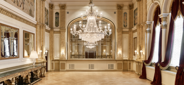 Uuttavuotta juhlitaan Kämpin peilisalissa.