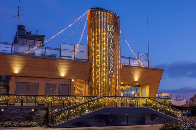 Fondue-illallisesta nautitaan merellisissä maisemissa.