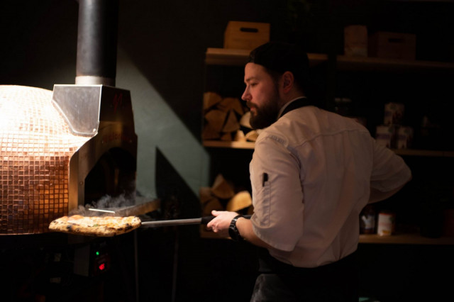Edivinin pizzat paistetaan avotulella.