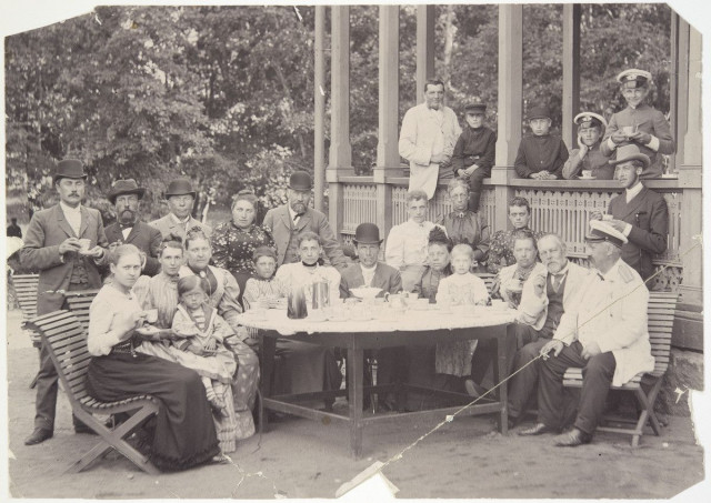 Kappelin terassi houkutteli ihmisiä vauvasta vaariin.