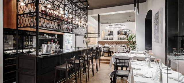 Ravintola Vinkkeli on kodikas ruoka- ja viiniravintola.