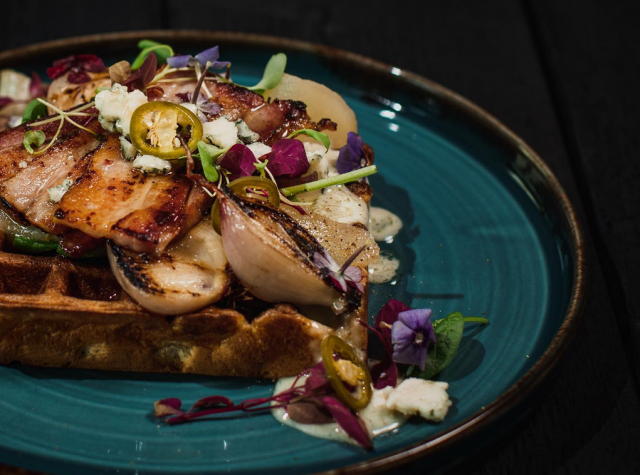 WaffDaddyssa vohvelit päällystetään runsailla täytteillä.