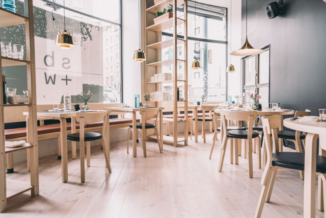 Sushibar + Winen sisustus on minimalistista ja ruoka erinomaista.