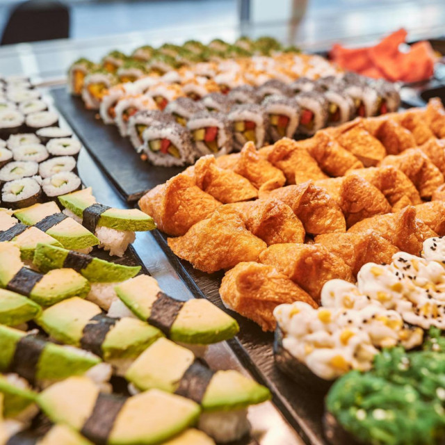 Tikkurilan Luckiefun'sissa pöydät notkuvat susheista.