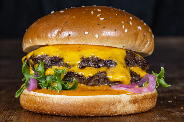 Pancho Villassa nautit jättijuustohampurilaisen kympillä.