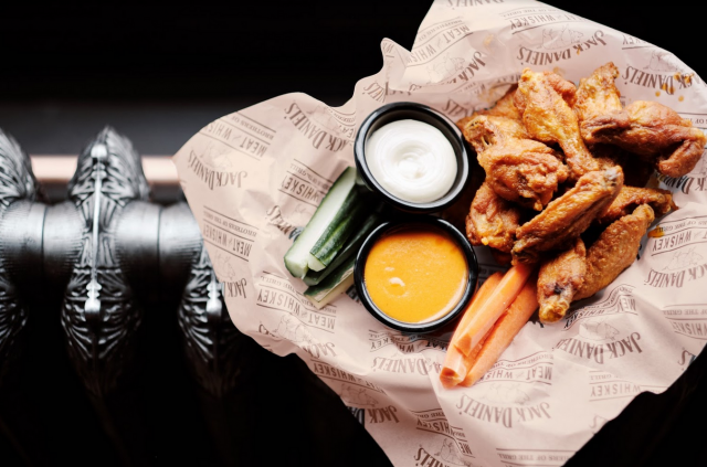 Olkku Bar & Grillissä pääsee herkuttelemaan muun muassa wingseillä.