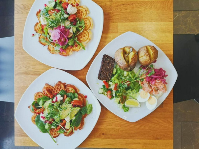 Pella's Cafessa herkutellaan kympillä vohveleilla ja uuniperunoilla.