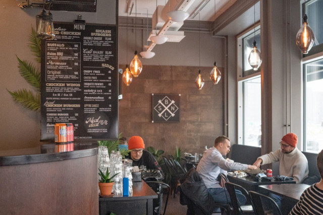 Boneless tunnetaan etenkin mehukkaasta frittikanasta ja smash burgereista.