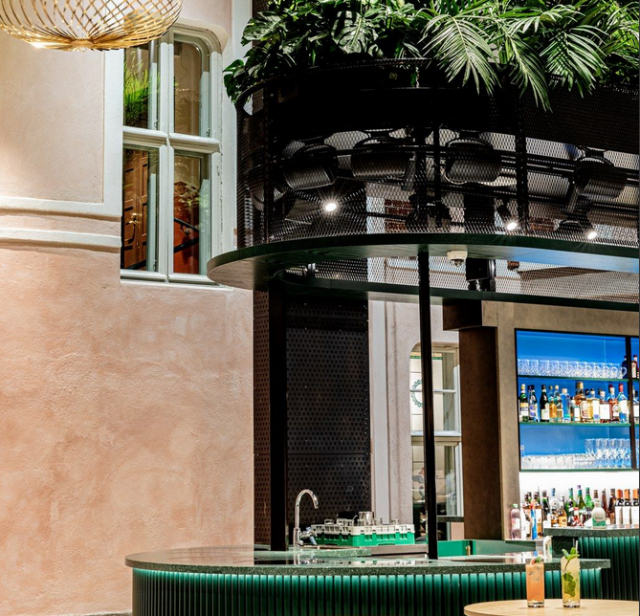 Lasipihan baari tervehtii sisään tulijoita.