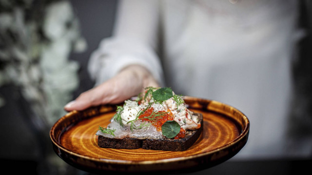 Alkuruoista löytyy mm. Göran Åken leipä, jossa on graavattua siikaa ja lohenmätiä.