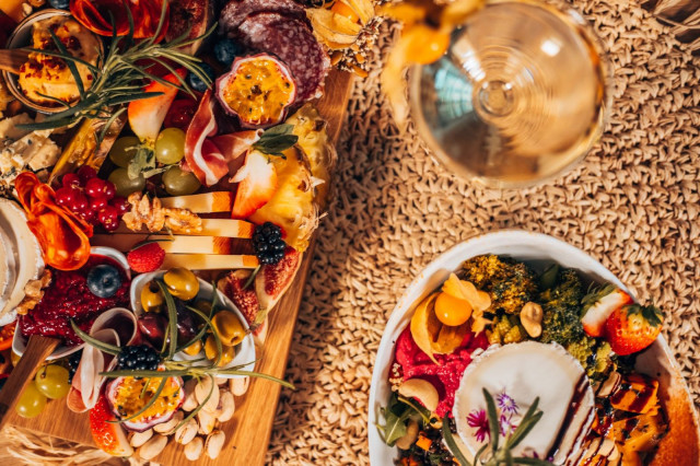 Bohosta saa take awayna myös plattereita ja bowleja.