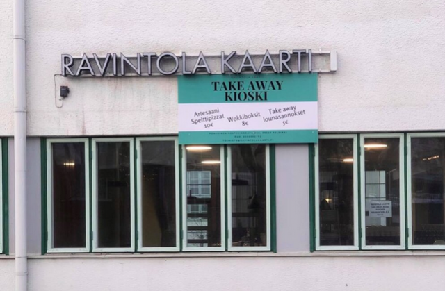 Kaartin kioski tarjoaa muun muassa pizzaa ja wokkeja.