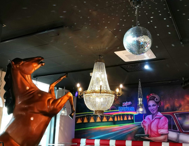 Mike's Dinerissa syöminen on kokonaisvaltainen elämys.