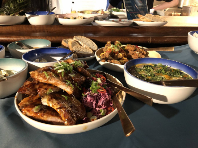 Puksu Roomin Ribsit ovat saaneet hautua 16 tunnin ajan.