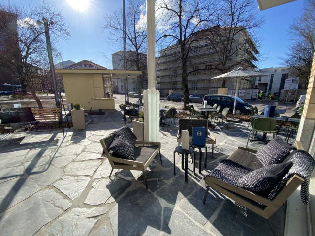 Terassia koristavat oliivinvihreät tuolit ja tummat pöydät sekä kauniit sohvat, nojatuolit ja keinut.