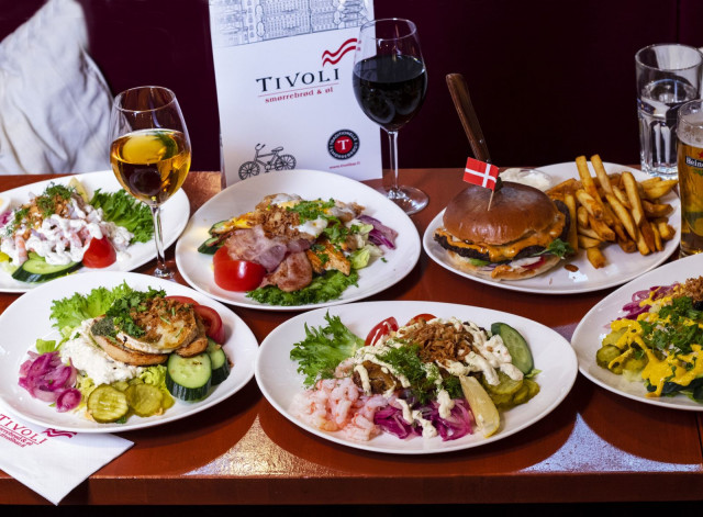 Tivolista saa kympillä erilaisten smörre-leipien lisäksi myös burgeria ja possua.