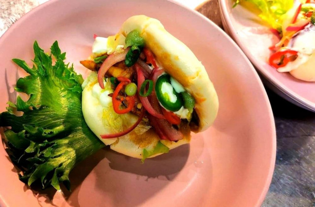 Höyrytetyn sämpylän sisältä löytyy revittyä kananrintaa ja kasviksia.