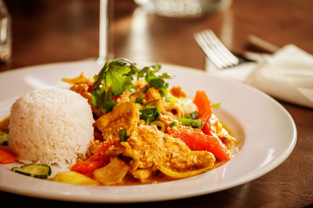 Maku-ravintolan kanaa ja sitruunaruohoa.