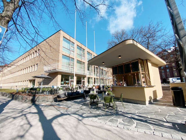 Sympaattinen lippakioski toimii Ravintola Töölön terassin myyntipisteenä.