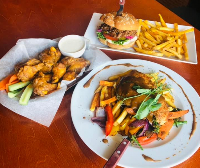 Sporttiravintola Pelurissa SYÖt kympillä niin burgeria, siipiä kuin leikkeitä.