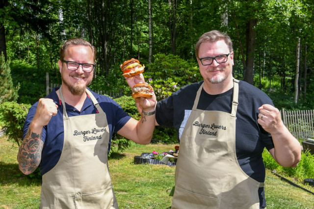 Burger Lovers Finland -yhteisön aktiivit Mikko Väisänen ja Antti Suikkari ovat järjestämässä Suomen suurinta burgeriterassia Helsingin Rautatientorille 11.-21.6.2021.