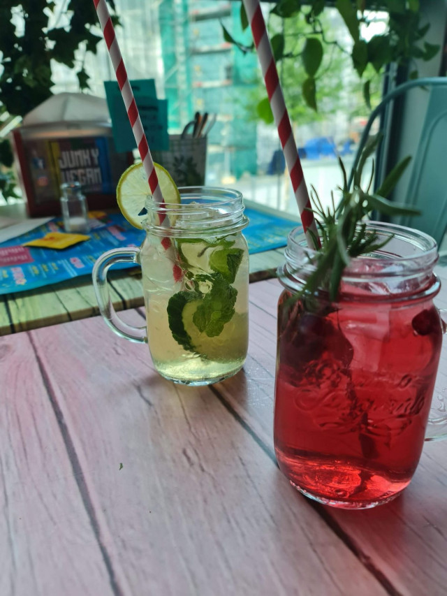 Trendikkäitä kesäisiä drinkkejä.