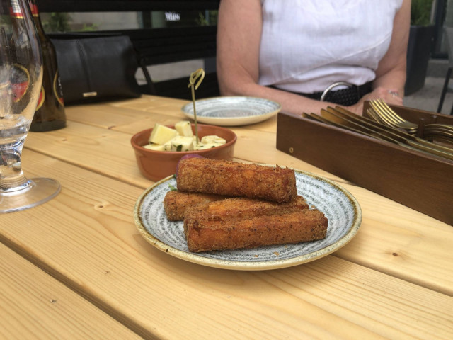 Más-ravintolan terassilla pääsee nauttimaan tapaksia.