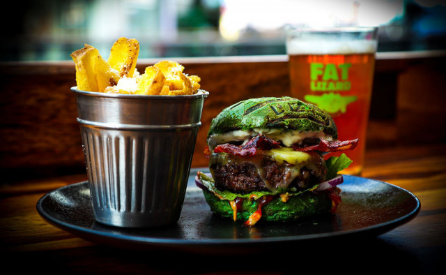 Deluxe Burger & Pizzan terassilla on laaja Fat Lizard -valikoima.