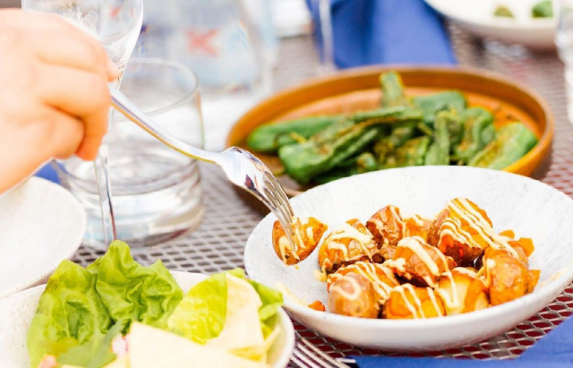 Båtissa tarjolla on annoksia jokaiseen nälkään.