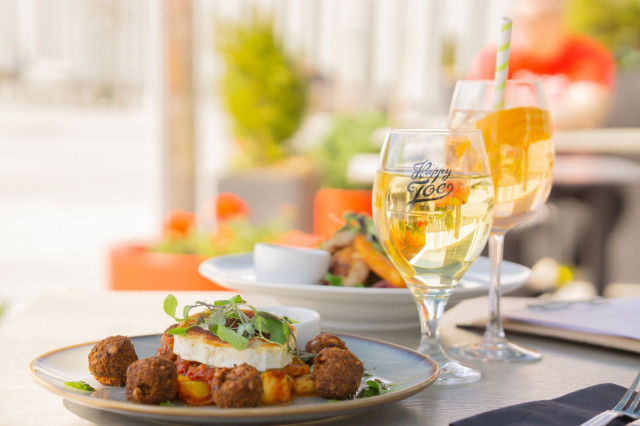 Deliroomin terassille on helppo poiketa.