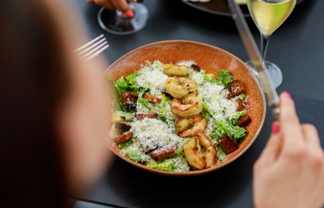 Allas Sea Poolilla pääsee herkuttelemaan vaikkapa kesäisillä salaateilla.