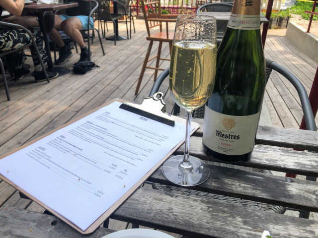 Tapaksien ja muiden espanjalaisten ruokalajien kyljessä maistuvat laatuviinit.