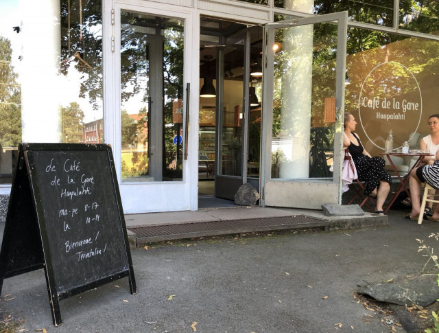 Huopalahden aseman kupeessa sijaitseva kahvila palvelee hyvin myös junalla matkustavia.