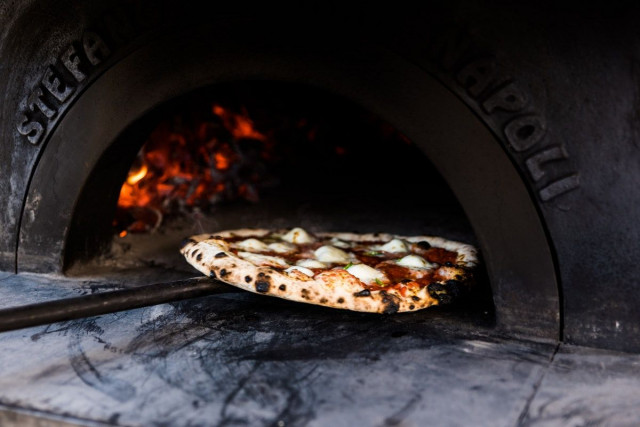Pizzalan pizzat paistuvat aidolla puulla lämpenevässä Stefano Ferrano -pizzauunissa.